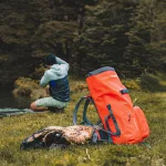 Pomarańczowy wodoodporny plecak na kilkudniowe wyprawy i sporty wodne – Zulupack® Nomad 35L IP67